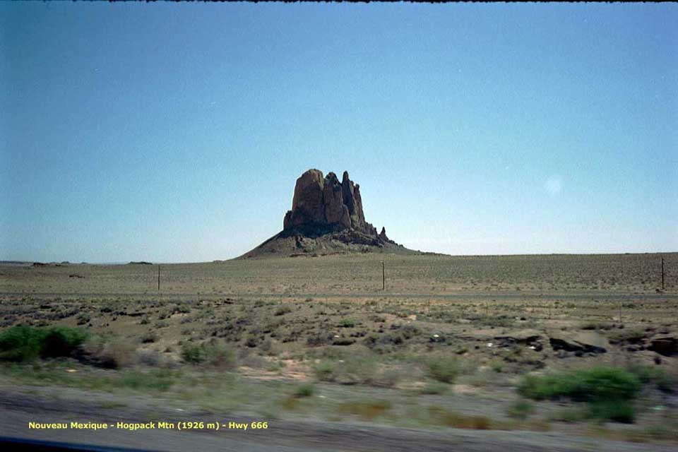 sur la route de Shiprock, les Hogpacks mountains